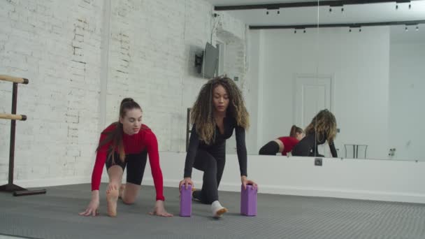 Тренер по фитнесу объяснил женщине упражнения с низким выпадом — стоковое видео