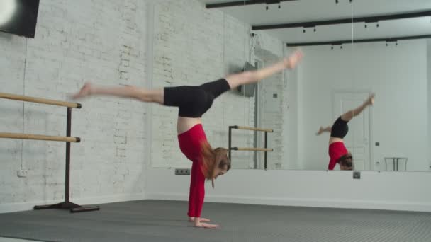 Femme sportive active pratiquant des exercices de yoga à l'intérieur — Video