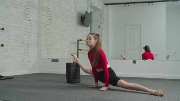 Aktywny fitness samica wykonująca rozszczepy straddle — Wideo stockowe