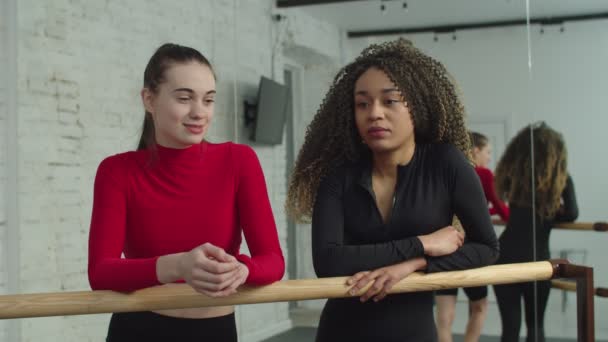 Positivo diversas mujeres fitness hablando en sala de ejercicios — Vídeo de stock