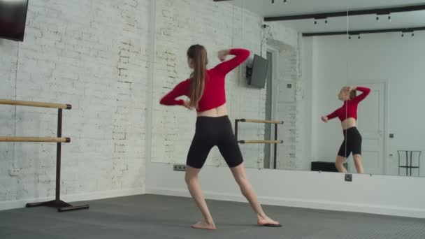 Vue arrière de la femme faisant flexion latérale avec disque coulissant — Video