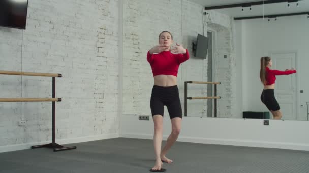 Femme sportive faisant crossover fente avec disque de remise en forme — Video