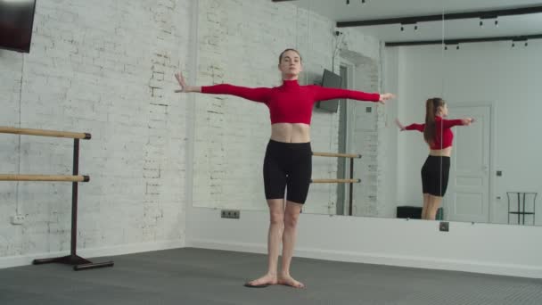 Активная самка делает боковые упражнения с скользящим диском — стоковое видео