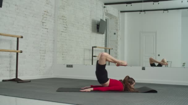 Flexível feminino desportivo praticando postura backbend ioga — Vídeo de Stock