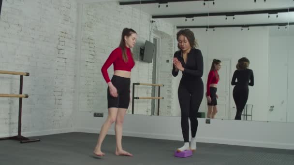 Fit femelle faire exercice de fente avec instructeur curtsy — Video