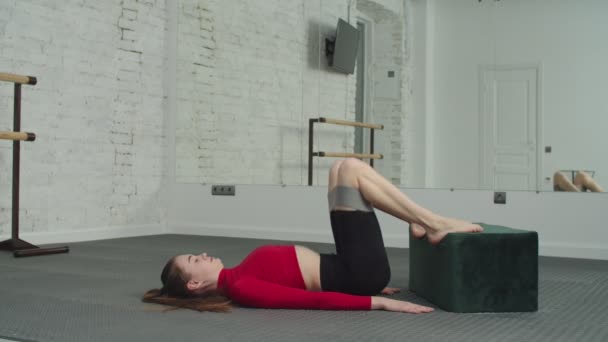 Женщина делает упражнение на опорно-двигательном аппарате — стоковое видео