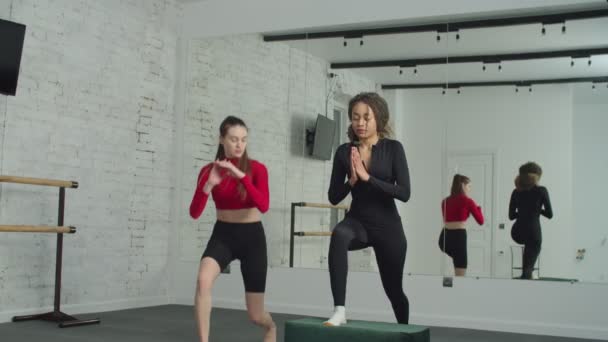 Fitness instruktor nauczania kobieta krok do przodu ćwiczenia — Wideo stockowe
