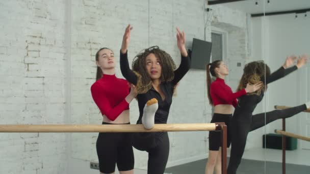 Personal Trainer unterstützt Frauen beim Dehnen des Körpers — Stockvideo