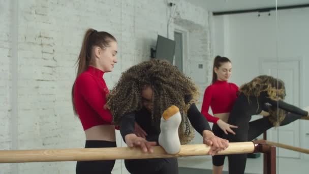Fit vrouw verbeteren van lichaam flexibiliteit met trainer — Stockvideo