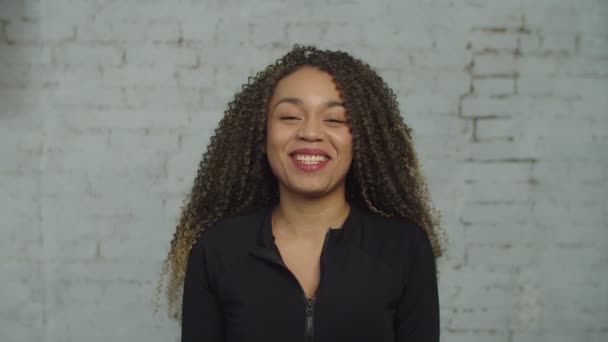 Positive schwarze Frau spricht vor Webcam für Vlog — Stockvideo