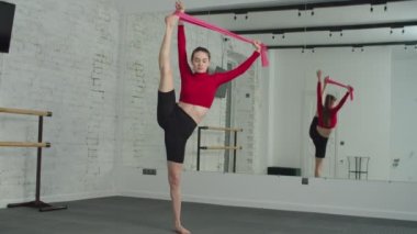 Esnek, zinde bir kadın direniş bandıyla ayakta duruyor.