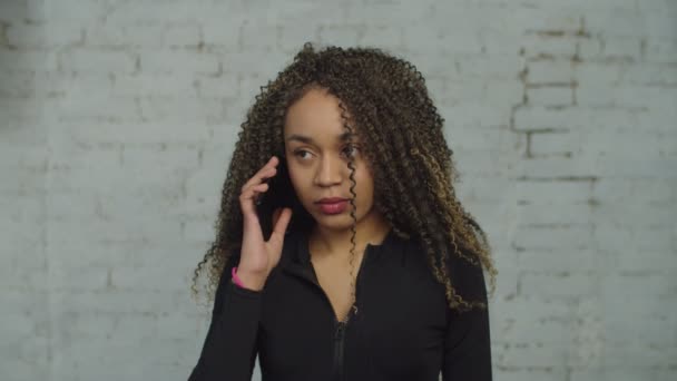 Akıllı telefondan konuşan sinirli bir kadının portresi.. — Stok video