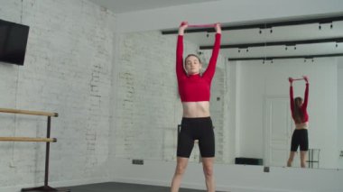 Direniş bandı çalışması yapan formda bir kadın..