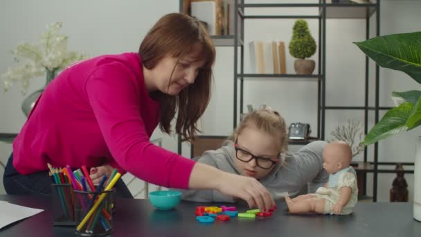 Bambino con sindrome di Down e mamma numeri di apprendimento — Video Stock