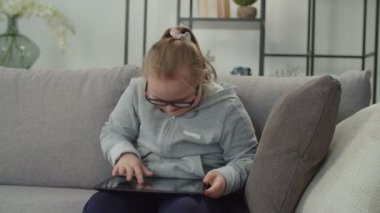 Özel ihtiyaçları olan güzel kızlar dijital tablet üzerinde iletişim kuruyor