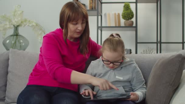 Güzel Down sendromlu kız. Annesiyle tablet bilgisayarında iletişim kuruyor. — Stok video