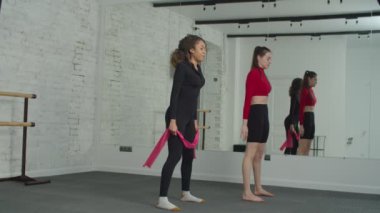 Siyah formda kadın antrenmanı. Spor hocasıyla birlikte.