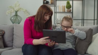 Özel ihtiyaçları olan bir anne video görüşmesi yapıyor.