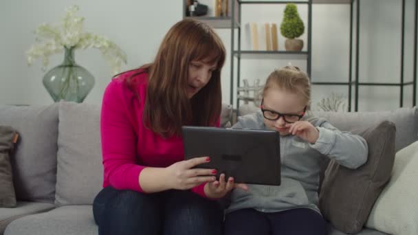 Maman attentionnée avec des besoins spéciaux enfant faire un appel vidéo — Video