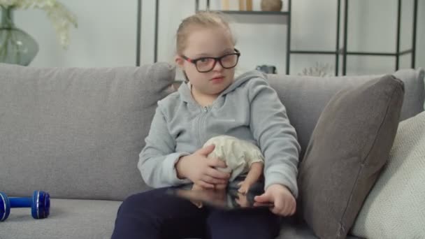 Cute girl z chorobą genetyczną zmęczony networking online — Wideo stockowe