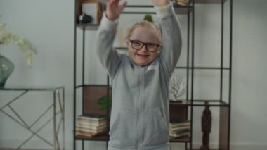 Evde sabahları özel eğitime ihtiyacı olan kızlar.