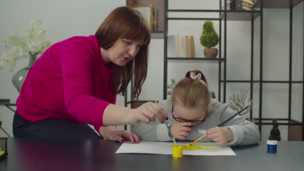 Mamá y linda hija con trastorno genético pintura cuadro — Vídeo de stock