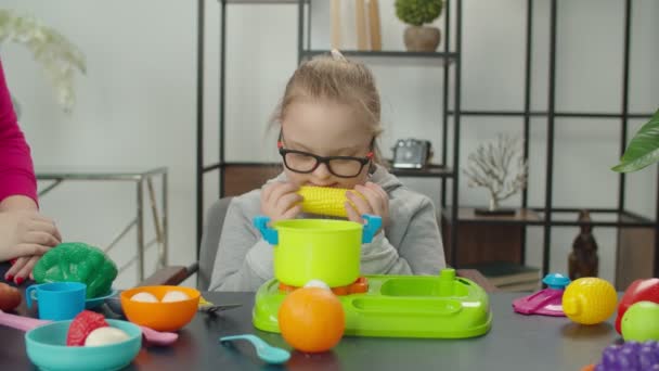 Heureux besoins spéciaux fille avoir amusant jouer avec jouet — Video