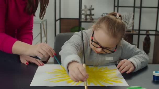 Chica con discapacidad intelectual expresando creatividad en la pintura — Vídeos de Stock