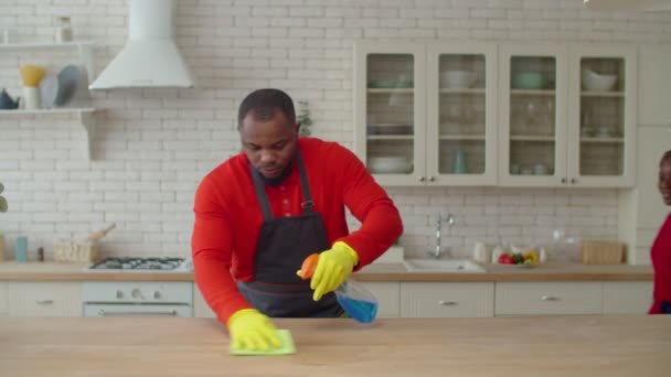 Nette Töchter jubeln emsigen Papa zu, der Hausarbeit erledigt — Stockvideo