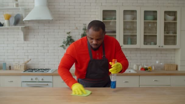 Lelaki kulit hitam yang kesal lelah dengan rutinitas rumah tangga yang membosankan — Stok Video