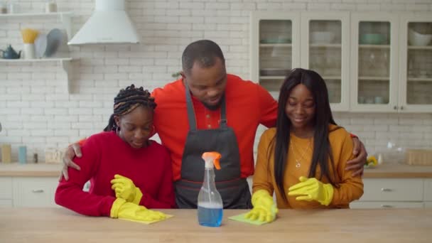 Dumny czarny tata zachęcając córki do pracy w domu — Wideo stockowe