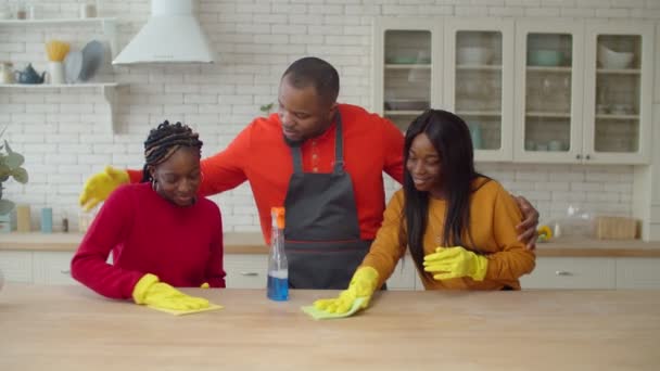 Africano único pai família fazendo limpeza primavera em casa — Vídeo de Stock