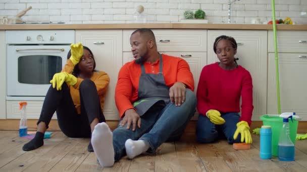 Radostná rodina svobodných rodičů dává plácnutí po očištění — Stock video