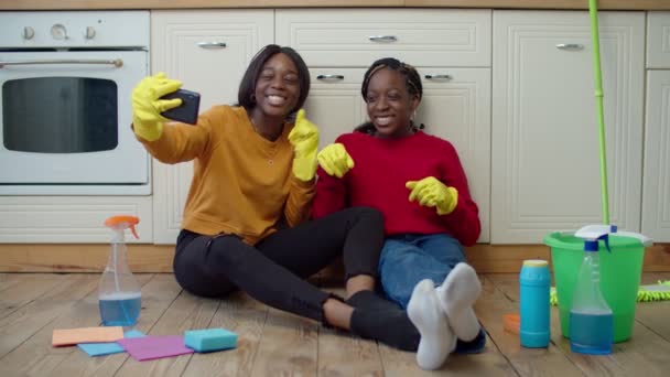 Preto meninas adolescentes gravação vlog no telefone durante a limpeza — Vídeo de Stock