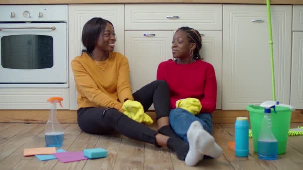 Meninas americanas africanas bonitas descansando após a limpeza — Vídeo de Stock