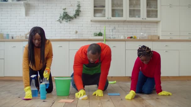 Família monoparental africana fazendo tarefas domésticas — Vídeo de Stock
