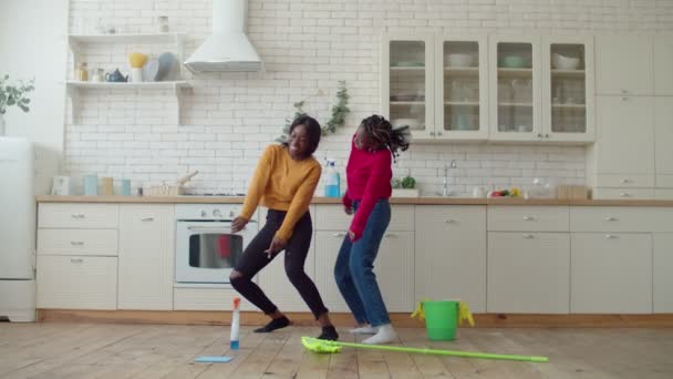 快乐的非洲少女们在厨房成功地进行了春季清洁 在做家务活的同时表现出快乐和无忧无虑的心情 从而享受着消遣 — 图库视频影像