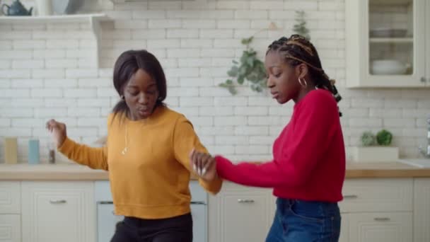 Ativo meninas adolescentes negras dançando na cozinha doméstica — Vídeo de Stock