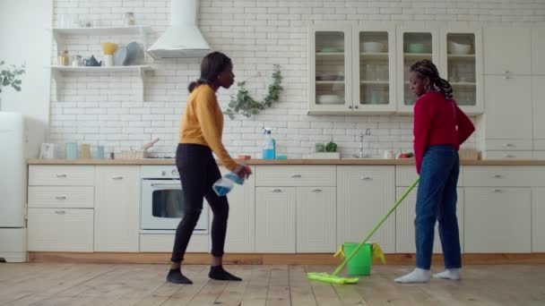Irytujące czarny nastoletnie dziewczyny mopping podłoga — Wideo stockowe