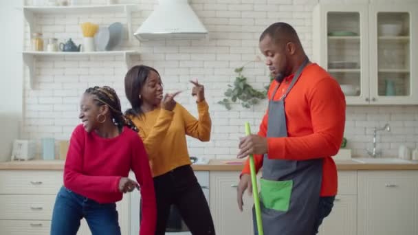 Portrait de famille noire excitée s'amuser pendant le nettoyage — Video