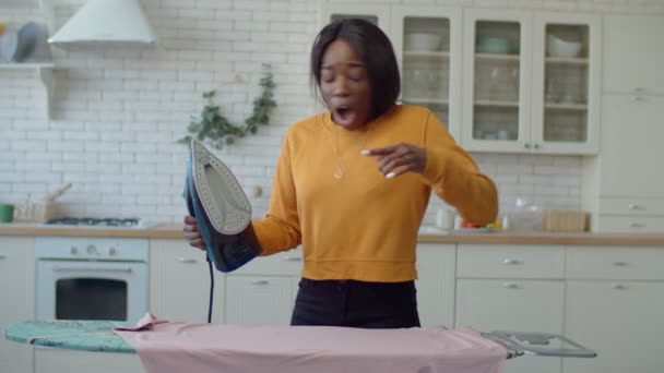 Μαύρο έφηβος κορίτσι σιδέρωμα ρούχα με σίδερο στο σπίτι — Αρχείο Βίντεο