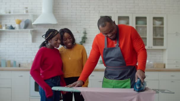 Familia feliz de padres solteros disfrutando de las tareas domésticas — Vídeo de stock