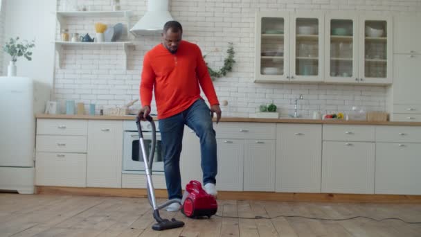 Czarny mężczyzna rozpraszanie przez telefon podczas sprzątania — Wideo stockowe