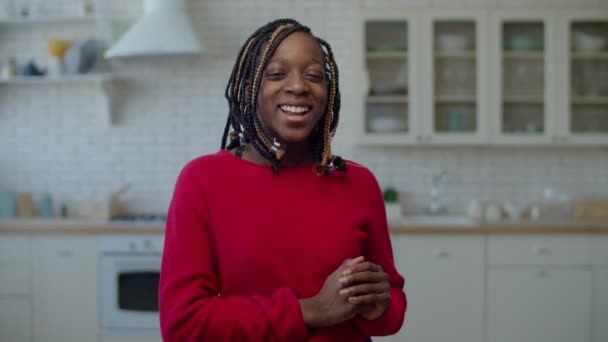 Positivo africano adolescente streaming blog dentro de casa — Vídeo de Stock