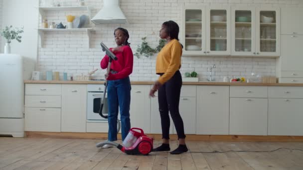 Adolescentes noires confuses essant de réparer l'aspirateur — Video