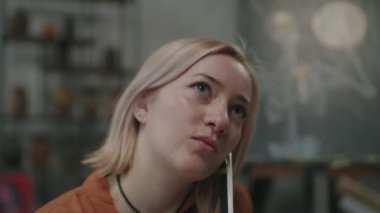 Fırçalı güzel kadın ressam rüya gibi görünüyor.