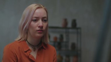 Resim stüdyosunda resim yapan ilham verici bir ressam portresi.