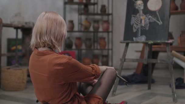 미술 작업실에서 창조 작업을 하는 재능있는 여성 미술가 — 비디오