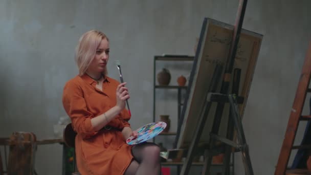 Resimde yaratıcılığını ifade eden düşünceli bir sanatçı — Stok video