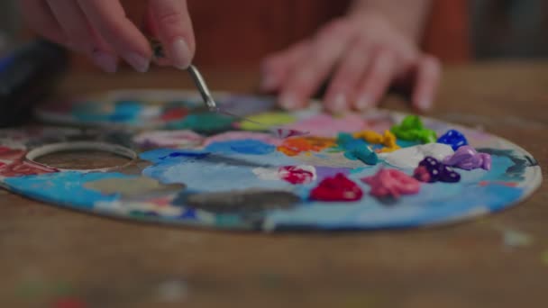 Gros plan des mains d'artistes féminines mélangeant les couleurs sur la palette — Video